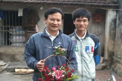 Bông hồng thủ khoa cài áo ngày Vu Lan